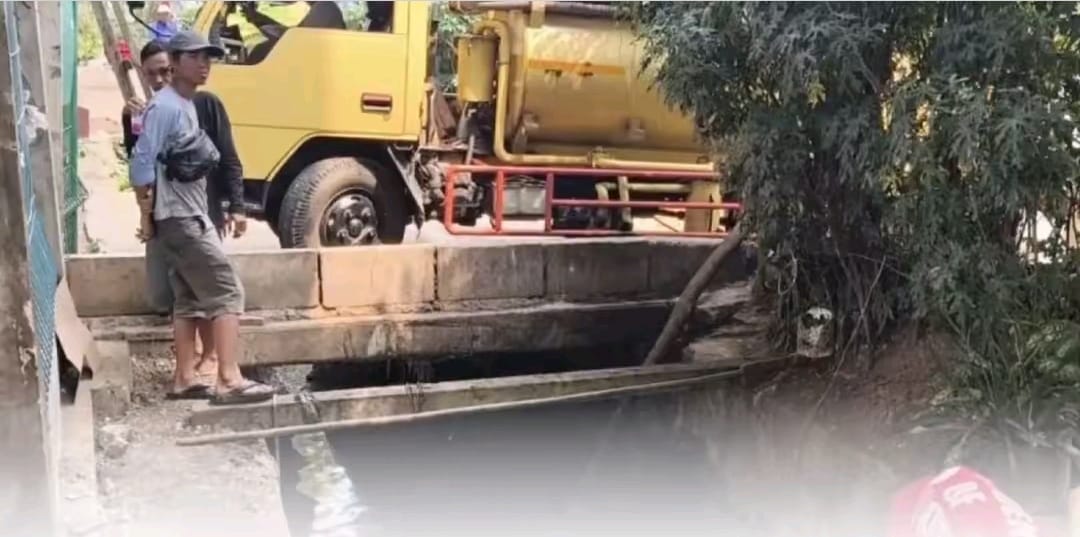 Tiga unit truk tanki kedapatan membuang limbah tinja secara ilegal ke saluran air di Jalan DI Panjaitan, Jatinegara, Jakarta Timur. (TikTok@fansDoktifId)